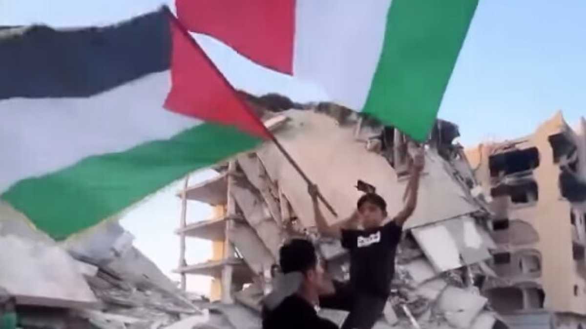 Immagine di Il video della bandiera italiana sventolata a Gaza, rilanciato sia dal ministro Tajani sia da Ilaria Salis