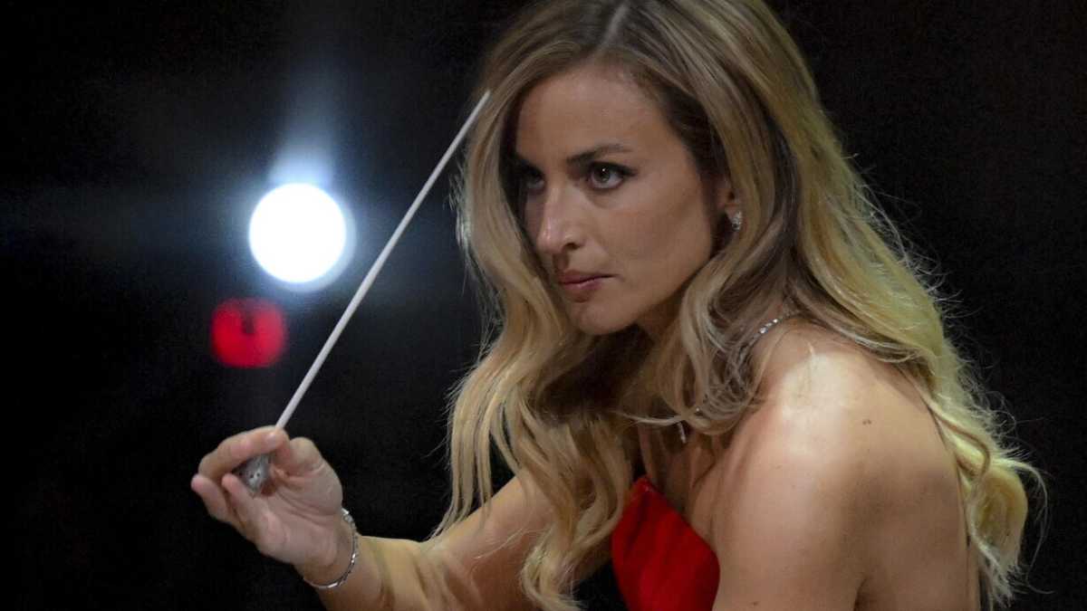 Immagine di Quello che non va in Beatrice Venezi: prorompente, pop e di destra. Anatomia di un massacro