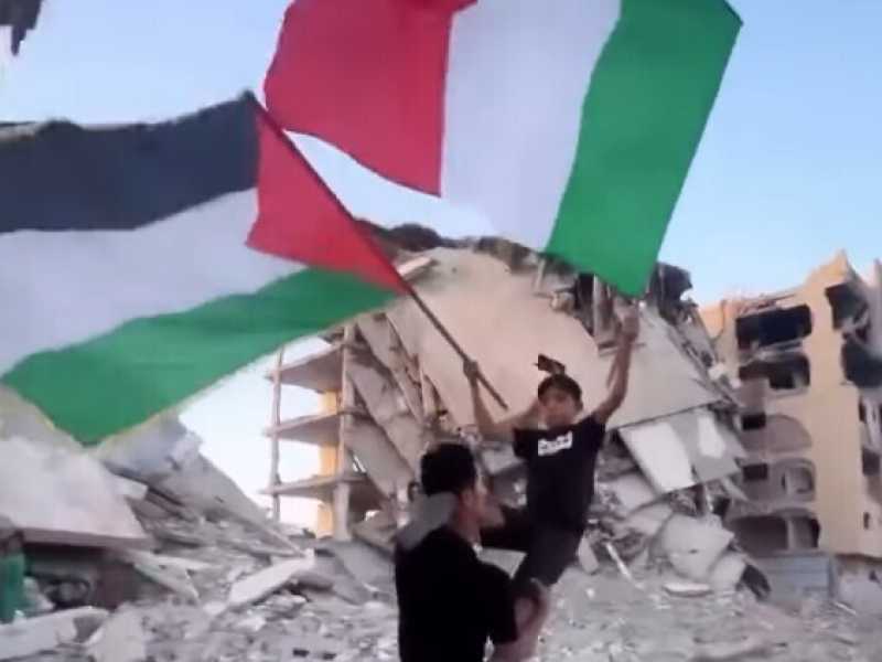Il video della bandiera italiana sventolata a Gaza, rilanciato sia dal ministro Tajani sia da Ilaria Salis