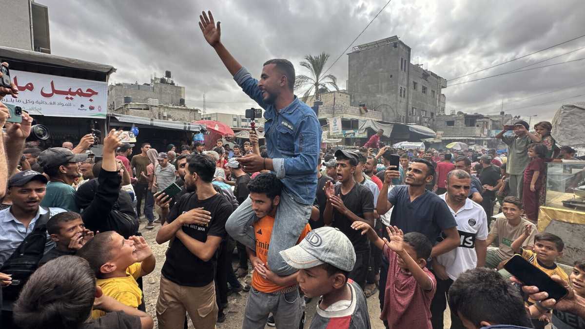 Immagine di Sofocle e la Sfinge, fra Gaza e Gerusalemme, nell'ottobre 2025
