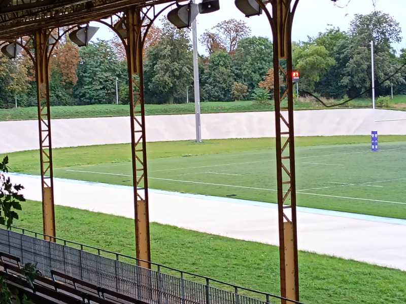 Una delle tribune in stile Eiffel della Cipale (foto Giovanni Battistuzzi)