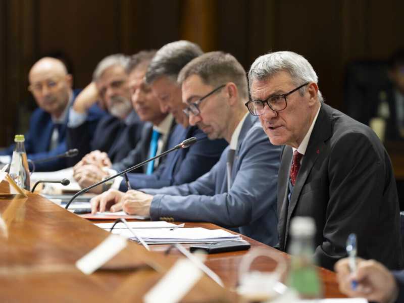 La Cgil prepara la piazza anti manovra, ma la Uil tratta con il governo sui salari. Landini in tilt