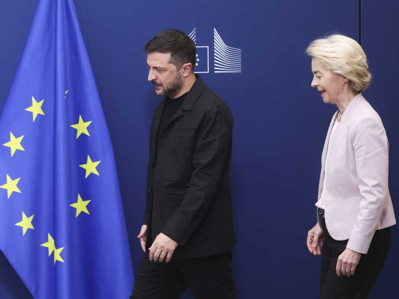 Volodymyr Zelensky e Ursula von der Leyen (foto Ap, via LaPresse)