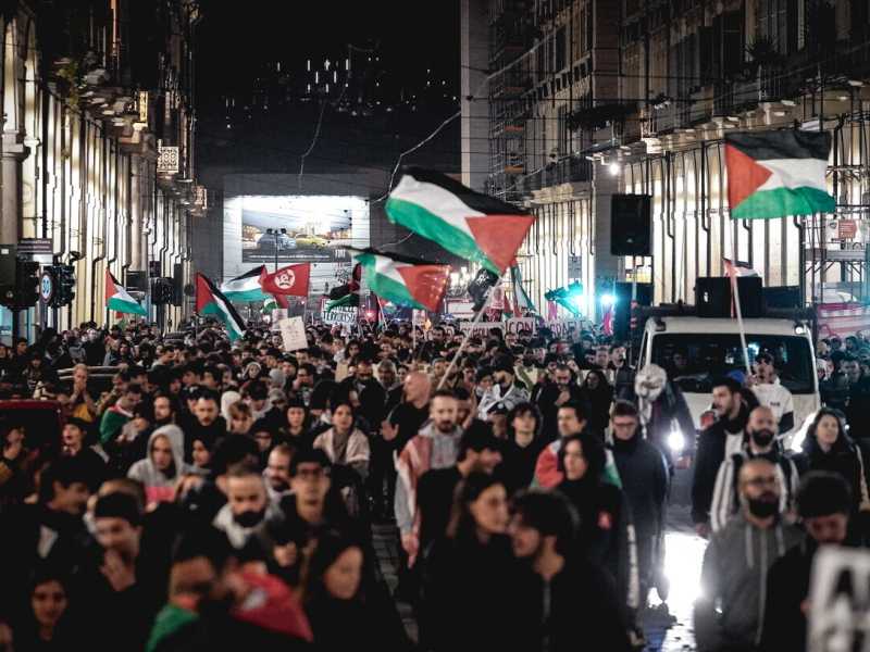 C’è chi li chiama pacifisti delusi e chi utili idioti degli ayatollah