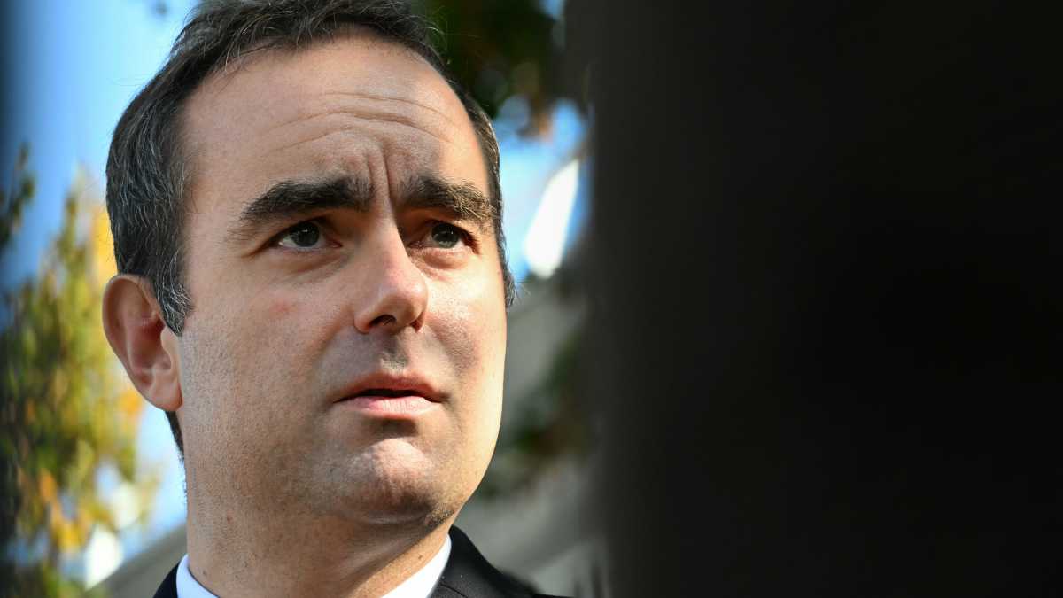 Immagine di In Francia Lecornu confermato, il governo già in bilico. Macron perde sempre più forze