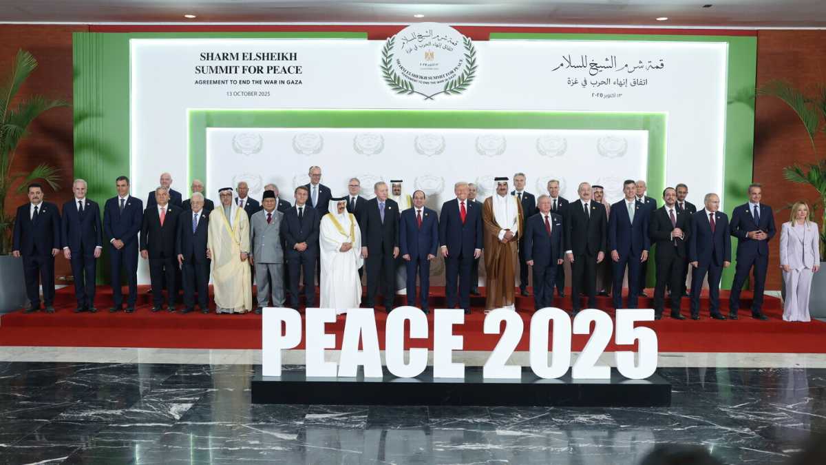 Immagine di Trump firma il piano di pace in Egitto, mentre Hamas riconsegna i corpi di quattro ostaggi