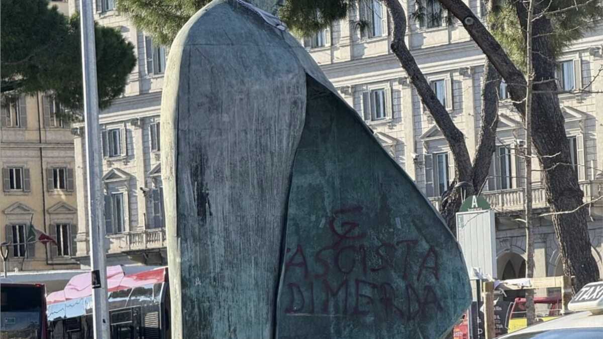 Immagine di Fesso e ignorante chi imbratta la statua di Wojtila, ma chi l’ha messa lì è peggio