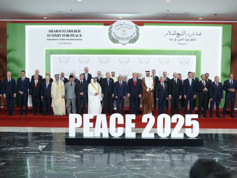 Trump firma il piano di pace in Egitto, mentre Hamas riconsegna i corpi di quattro ostaggi