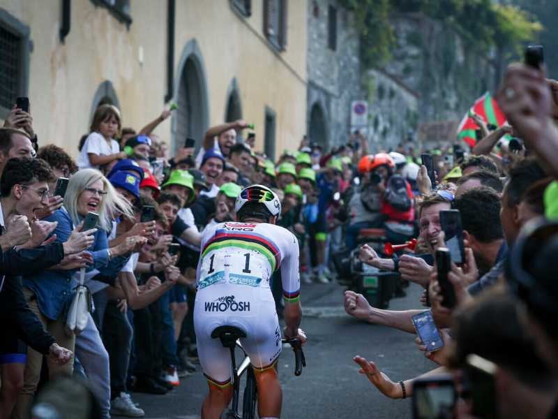 Tadej Pogacar solo al comando del Giro di Lombardia 2025 (foto LaPresse)