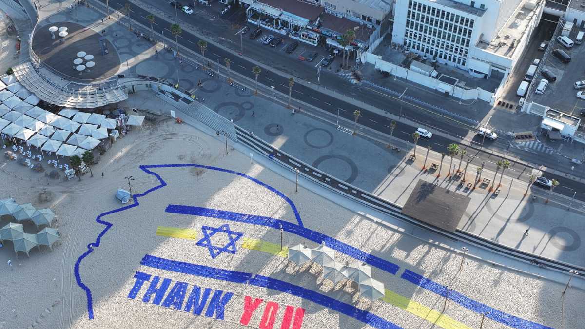 Immagine di Trump e una giornata della vittoria che la memoria conserverà