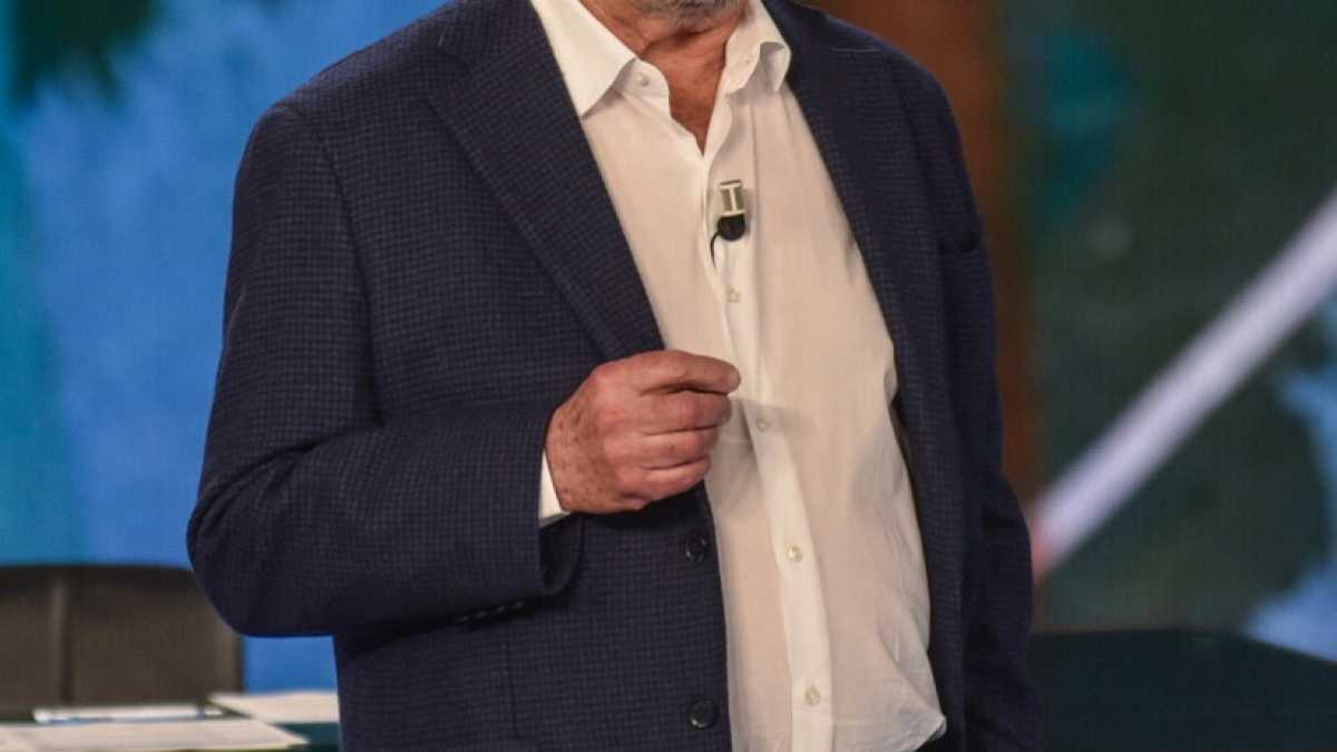 Immagine di Michele Serra e il Pd che oscilla su caso Albanese, ali estreme e striscioni violenti
