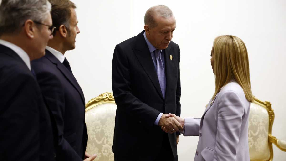Immagine di Erdogan a Meloni: "Dovrebbe smettere di fumare"