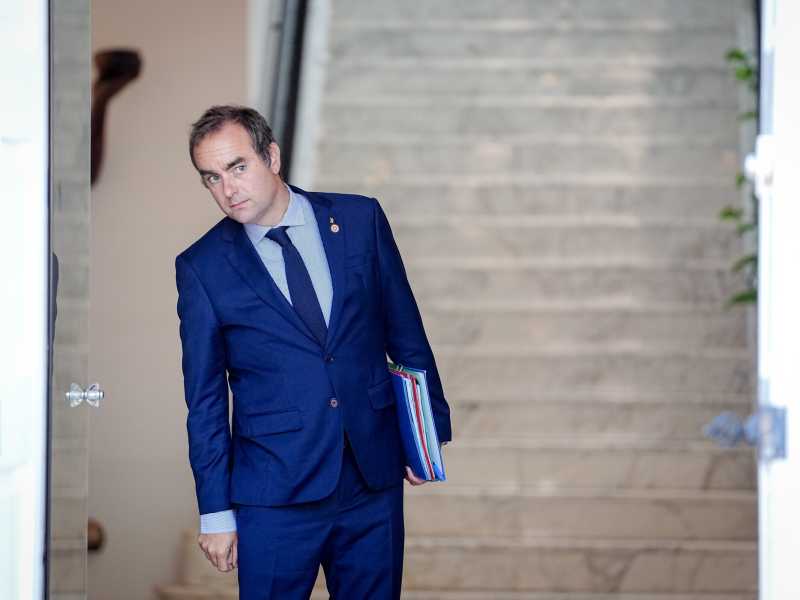 Lecornu ha un governo che sa molto di 2017, con un futuro accidentato
