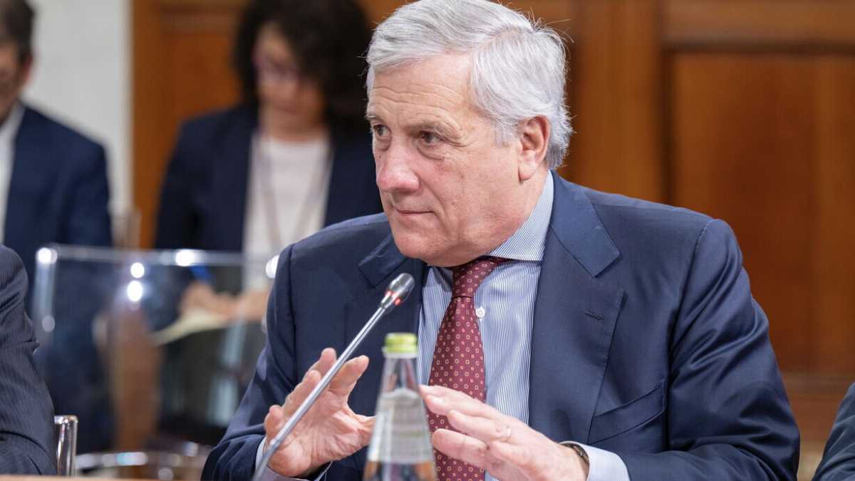 Immagine di Tajani da ruspa: accentra la ricostruzione di Gaza. Meloni delega Mantovano. Asse Crosetto-Provenzano