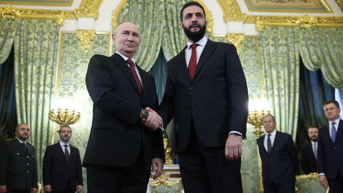 Immagine di Sharaa va da Putin e chiede la testa di Assad in cambio delle basi