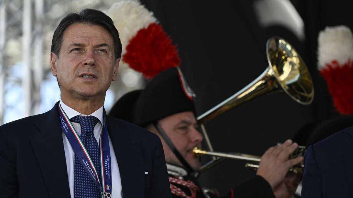 Immagine di Conte presenta la sua mozione sulla Libia e si sposta al centro. Pd e Avs: “Aveva già firmato la nostra”
