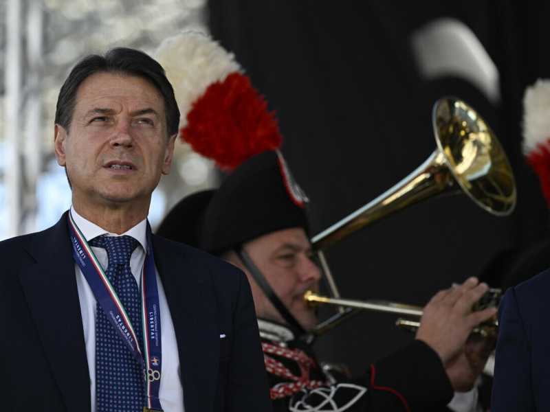 Conte presenta la sua mozione sulla Libia e si sposta al centro. Pd e Avs: “Aveva già firmato la nostra”