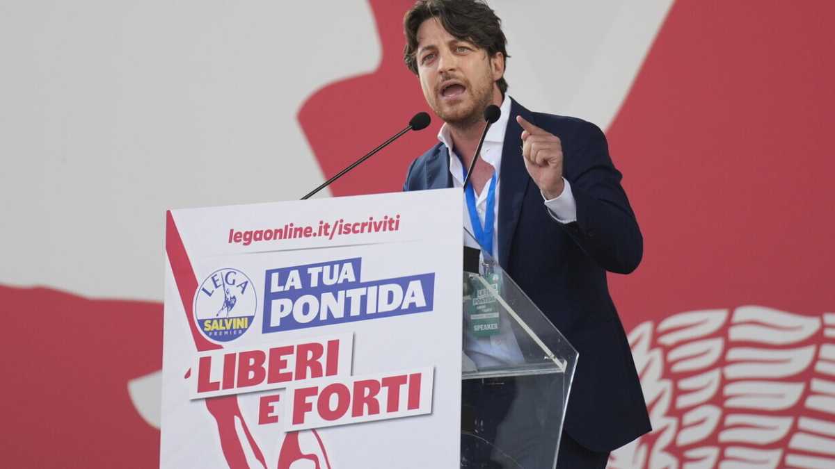Immagine di Alberto Stefani e il simbolo “gigante”. Lega in subbuglio