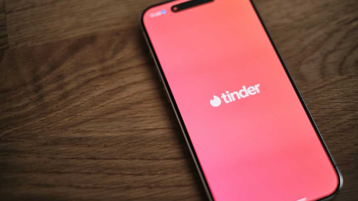 Immagine di Il "loud looking", ovvero la scorciatoia per analfabeti sentimentali ai tempi di Tinder