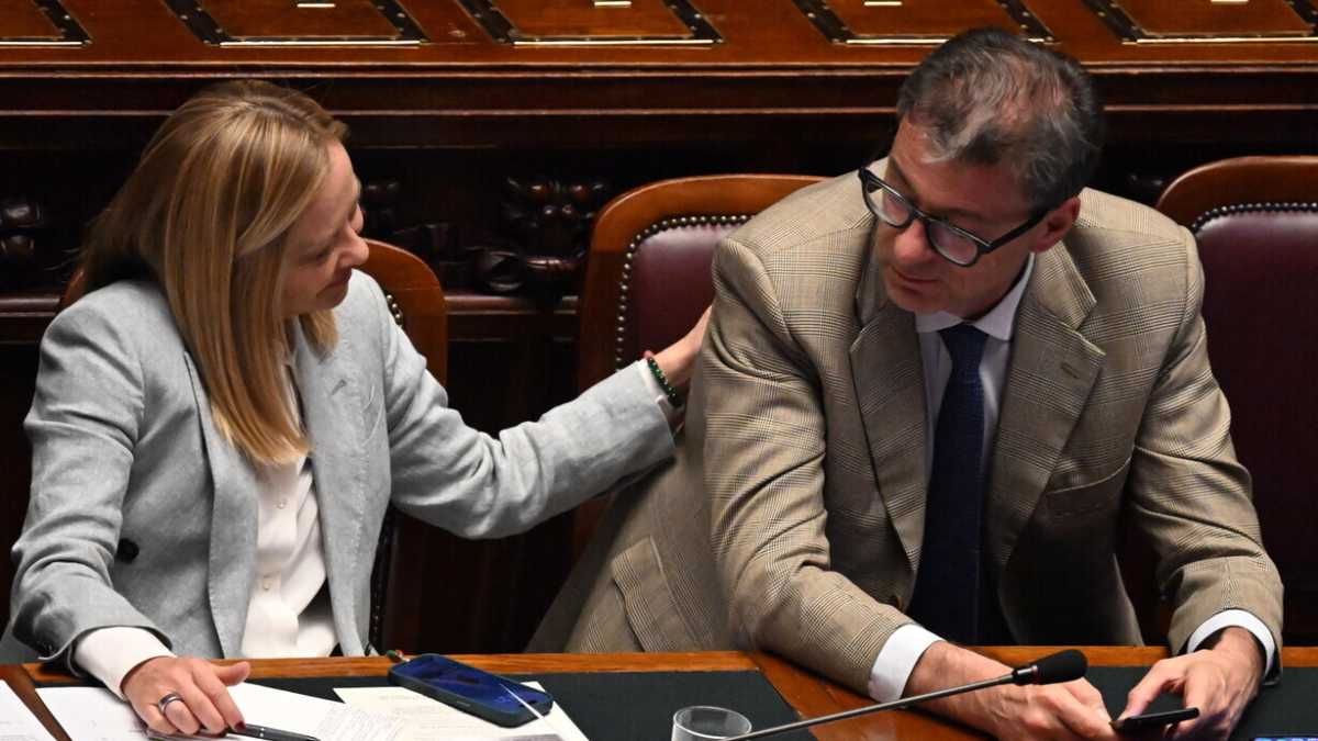 Immagine di Meloni festeggia lo spread che scende. Ma ora il costo del debito sale