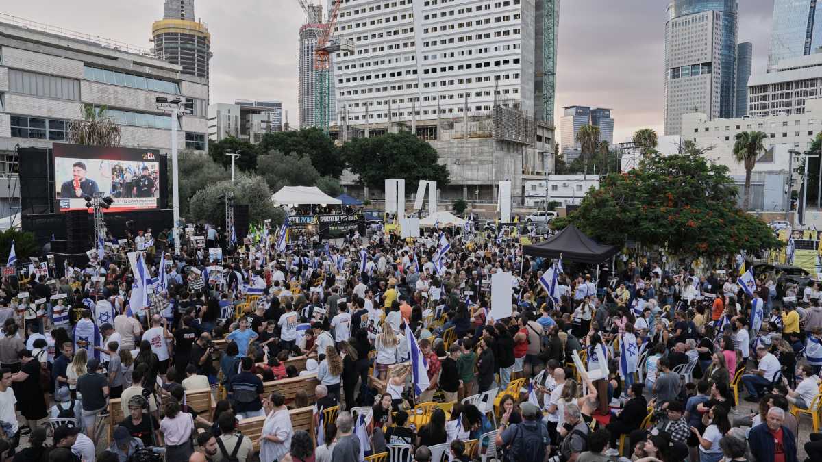 Immagine di Hamas riconsegna il corpo del beduino al Atrash. La ferocia del 7 ottobre senza distinzione