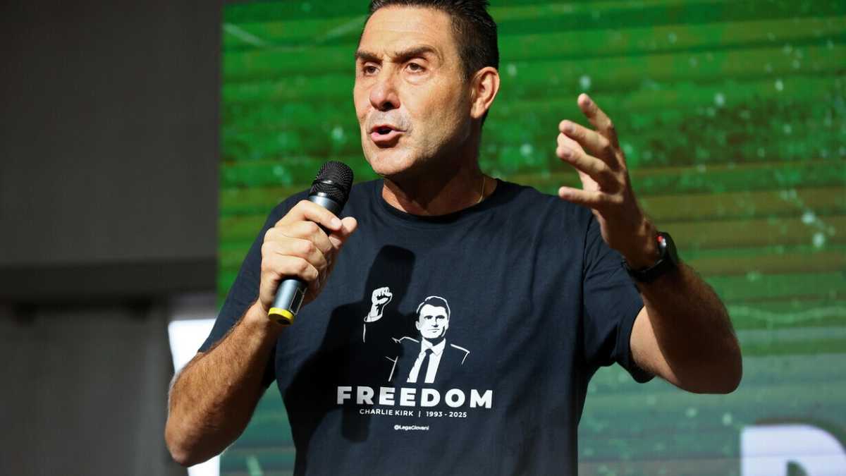 Immagine di "Molla la Lega". Il generale Vannacci assediato dai suoi team