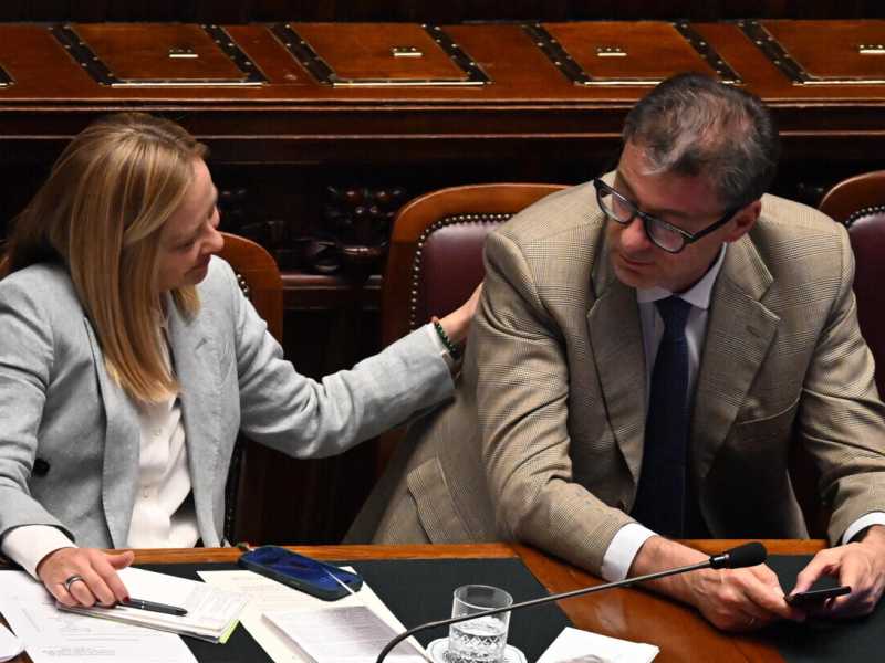 Giorgia Meloni e Giancarlo Giorgetti (foto Ansa)
