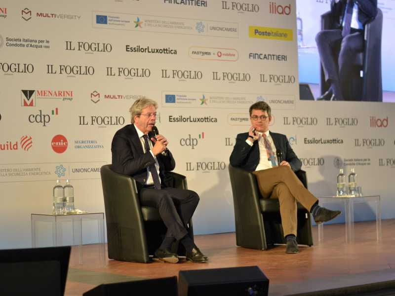 Paolo Gentiloni con Luciano Capone sul palco della Festa dell'Ottimismo (foto Priscilla Ruggiero)