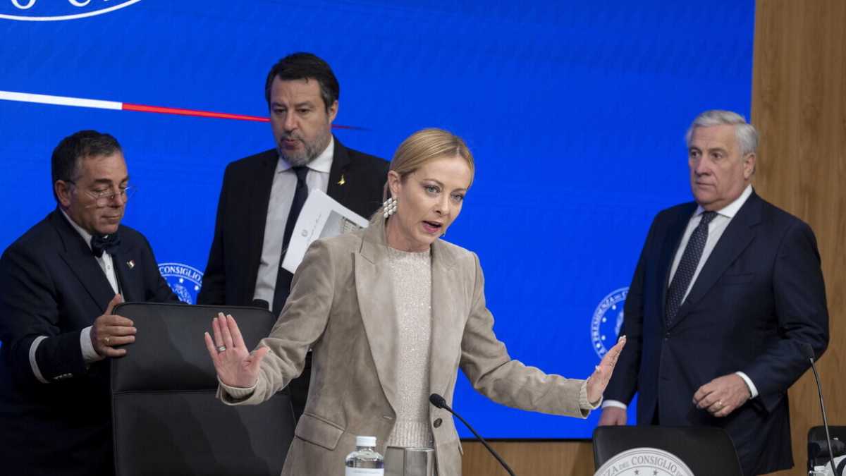Immagine di Meloni torna in conferenza stampa dopo due anni (ma risponde solo a due domande)