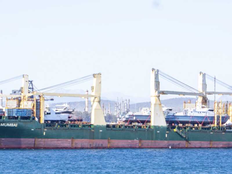 &nbsp;La Lila Mumbai al largo di Ceuta con ben visibili sulla destra le due TBZ dirette a Bengasi (foto: Ships at the Strait of Gibraltar)