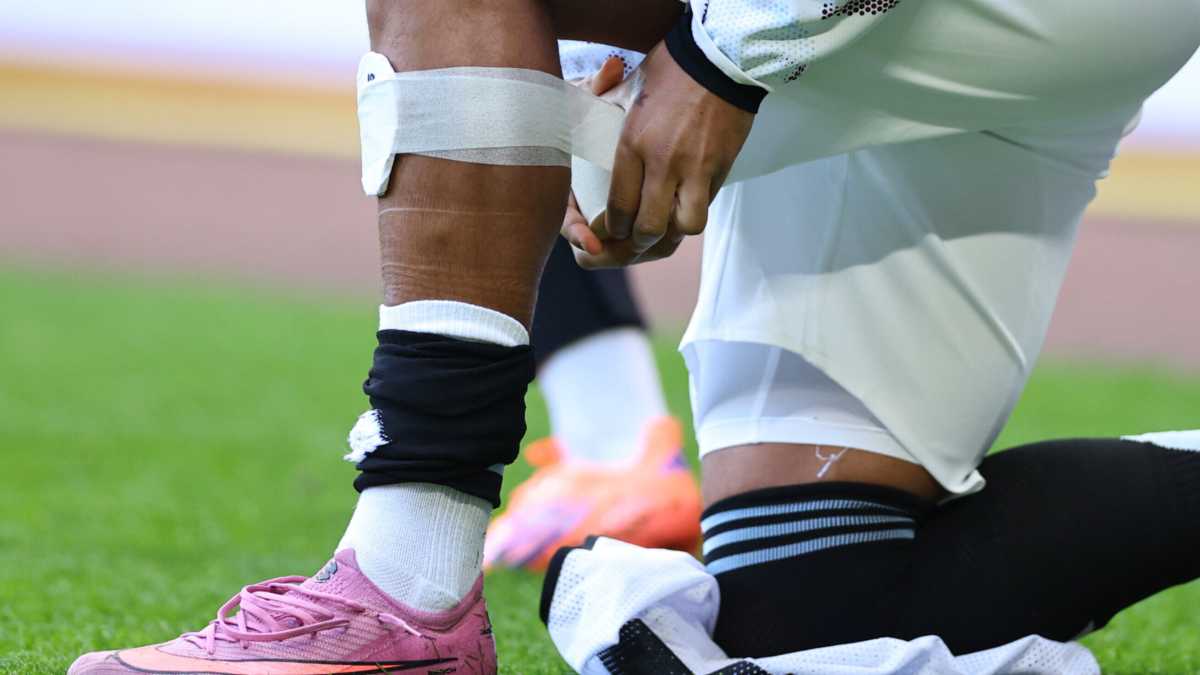 Immagine di Aiuto, sono spariti i parastinchi!