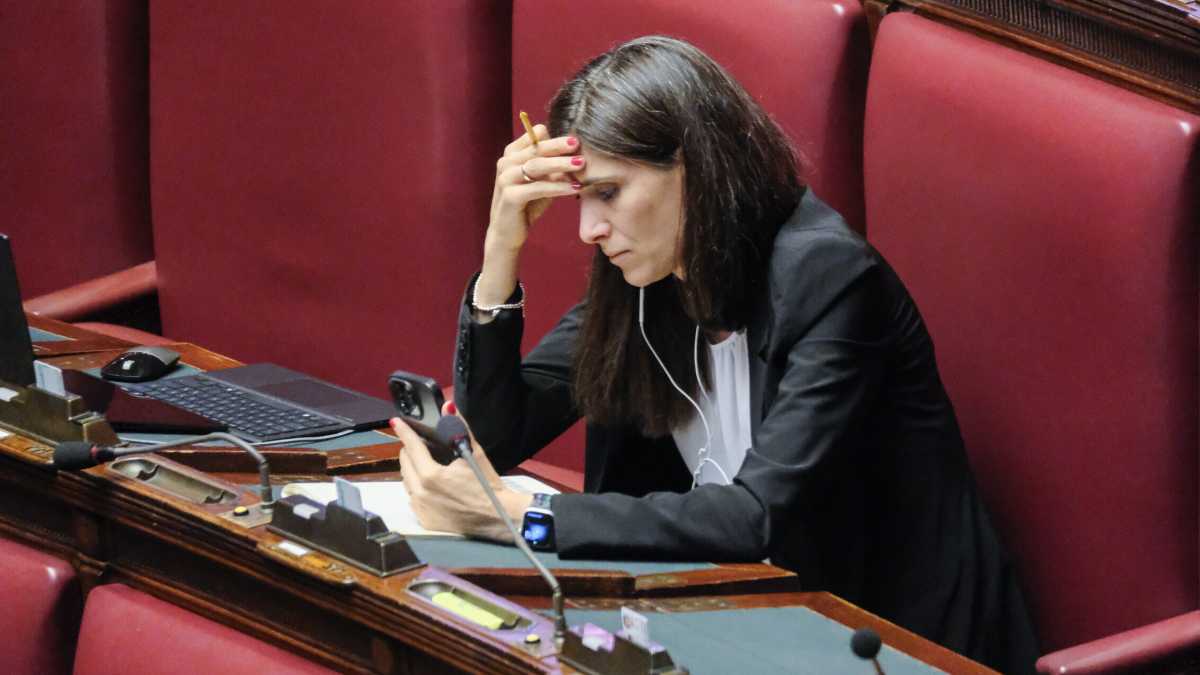 Immagine di Processo a Chiara Appendino: "Esaurita la spinta". Taverna: "In un altro partito saresti già stata cacciata"
