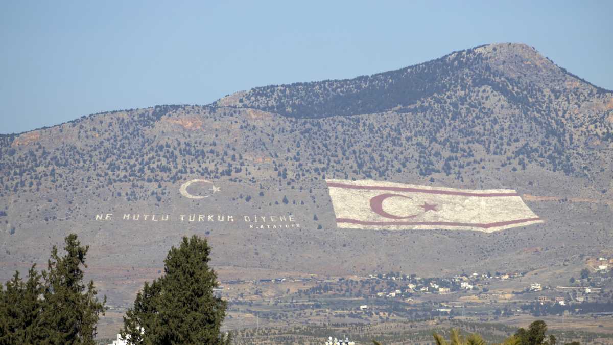 Immagine di Si vota nella parte nord di Cipro, tra l’unione delle nazioni turche e i filoeuropei