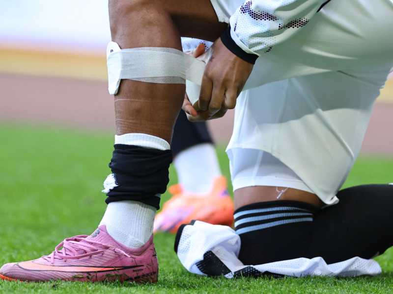 Jadon Sancho dell&rsquo;Aston Villa si assicura il suo mini parastinco alla gamba (foto Getty Images)&nbsp;<br />
