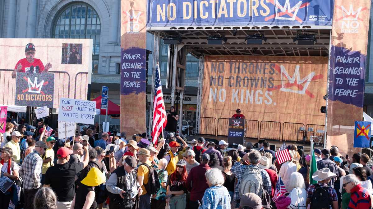 Immagine di "No kings", sette milioni di americani scendono in piazza contro Trump