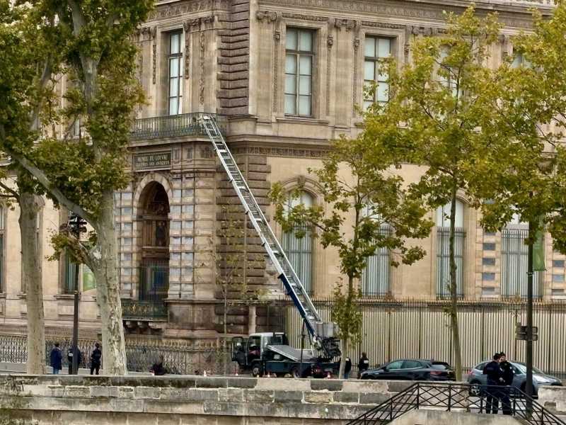 Furto al Louvre, trafugati i gioielli di Napoleone. Sette minuti per rubare un secolo di Storia