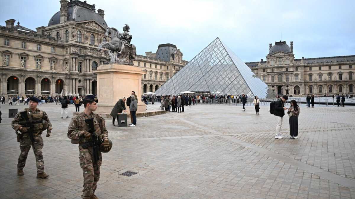 Immagine di Dal Louvre a Trump, l'ossessione per i gioielli della corona