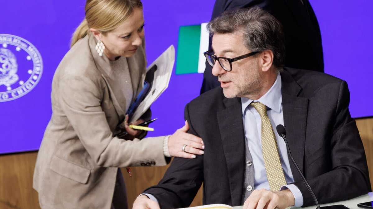 Immagine di Meloni e la manovra "delirio". Bozze, testi mai letti, liti Salvini-Tajani sulle banche. La premier: "Non facciamoci del male"