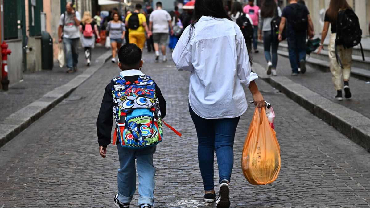 Immagine di Super tate e bambini che sembrano amministratori delegati: fare figli è diventato faticosissimo