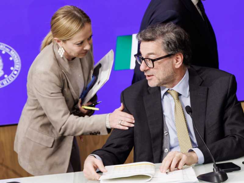 Meloni e la manovra "delirio". Bozze, testi mai letti, liti Salvini-Tajani sulle banche. La premier: "Non facciamoci del male"