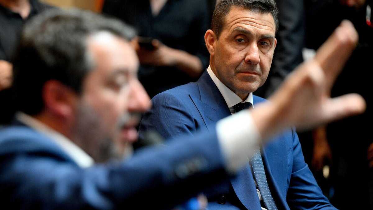 Immagine di Vannacci "diserta" il federale della Lega. Salvini frena i suoi team. E si butta sulla banche