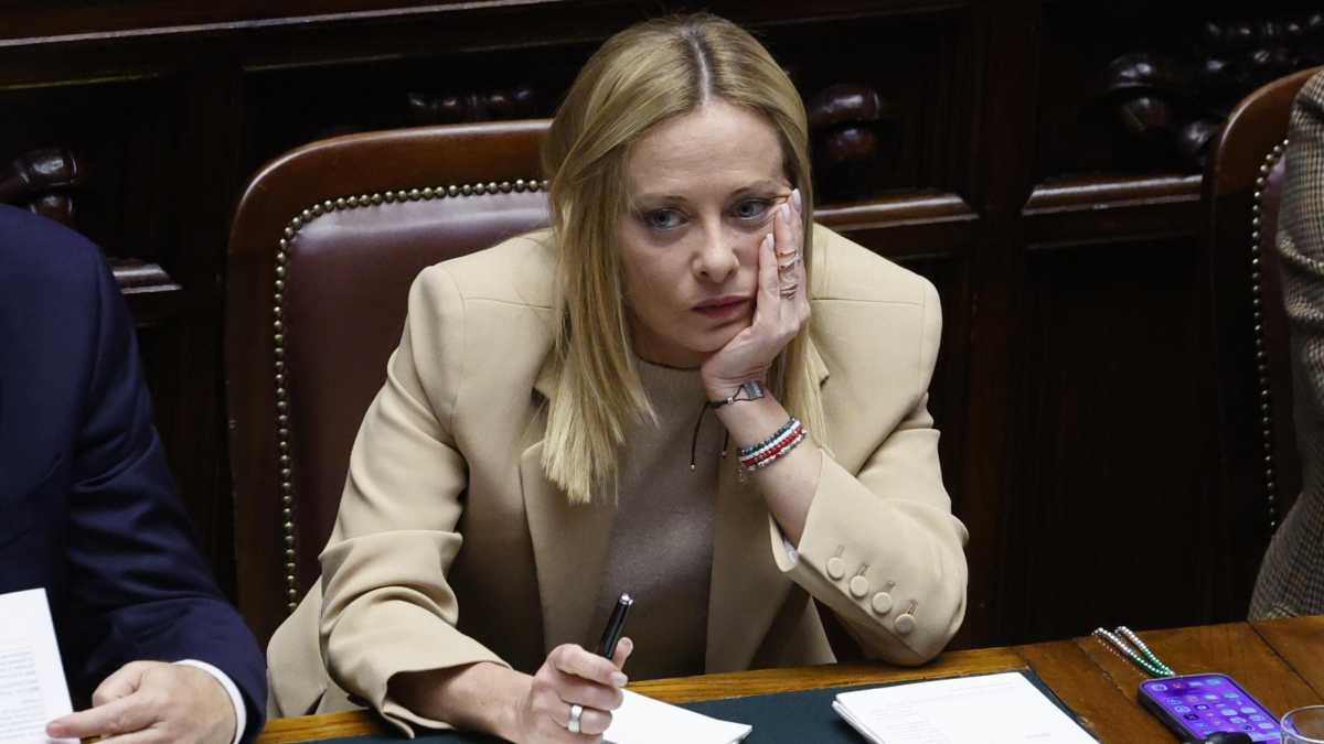 Immagine di Meloni di "veto". Altra crepa con Tajani sul voto Ue. La freddezza di Marina Berlusconi. Il ponte di Franceschini