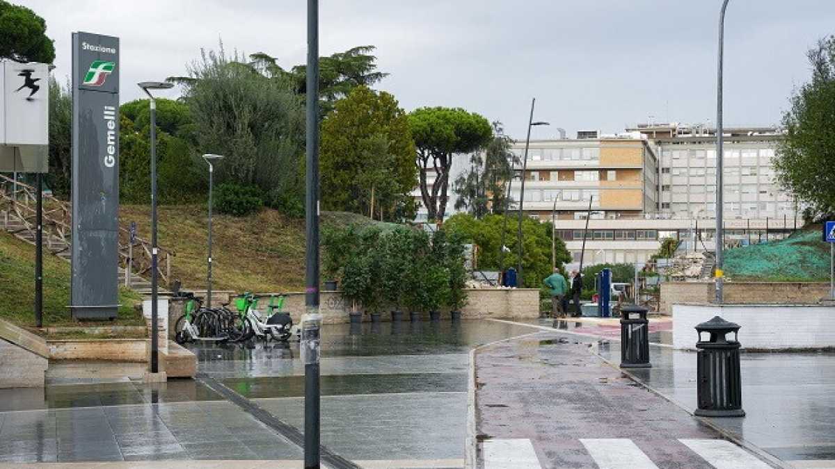 Immagine di Nuovo ingresso al gemelli. ora togliere la ciclabile