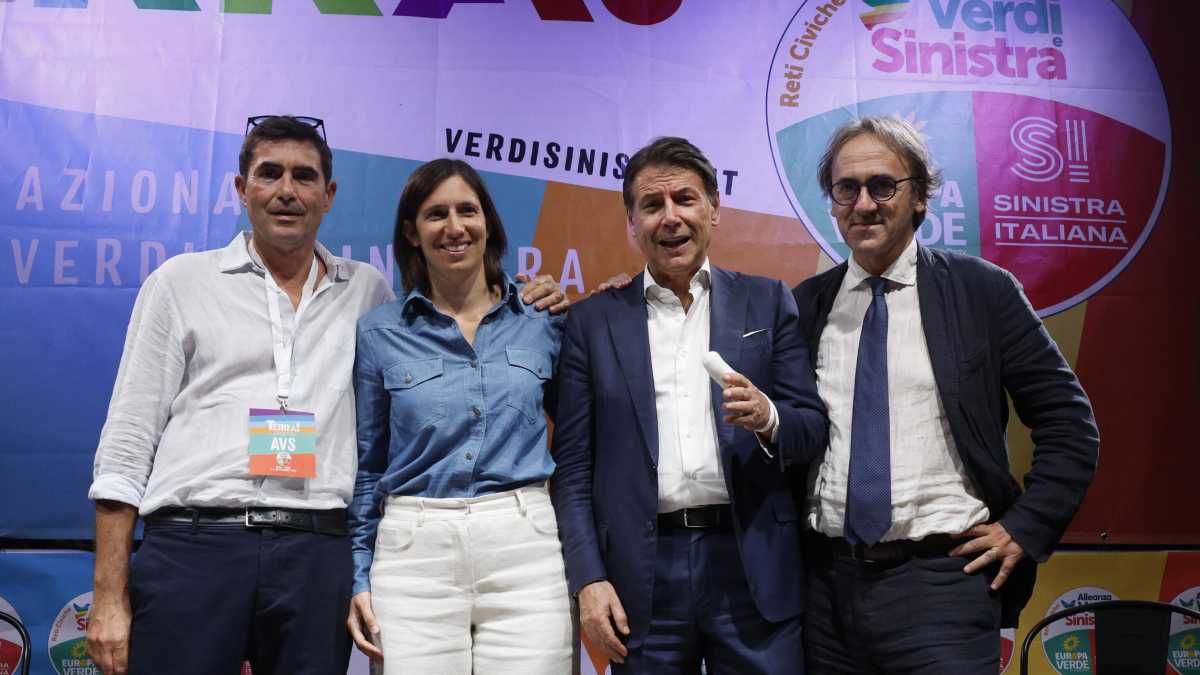 Immagine di Sinistra in ordine sparso. Il M5s: "Rivedere le sanzioni alla Russia". Avs: "Se ne può discutere"