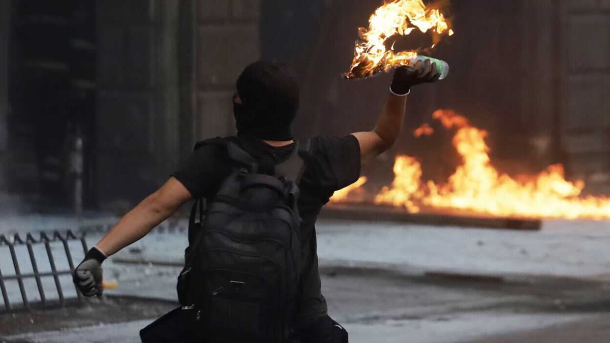 Immagine di Molotov inventa la bomba e Rosa Parks ringiovanisce