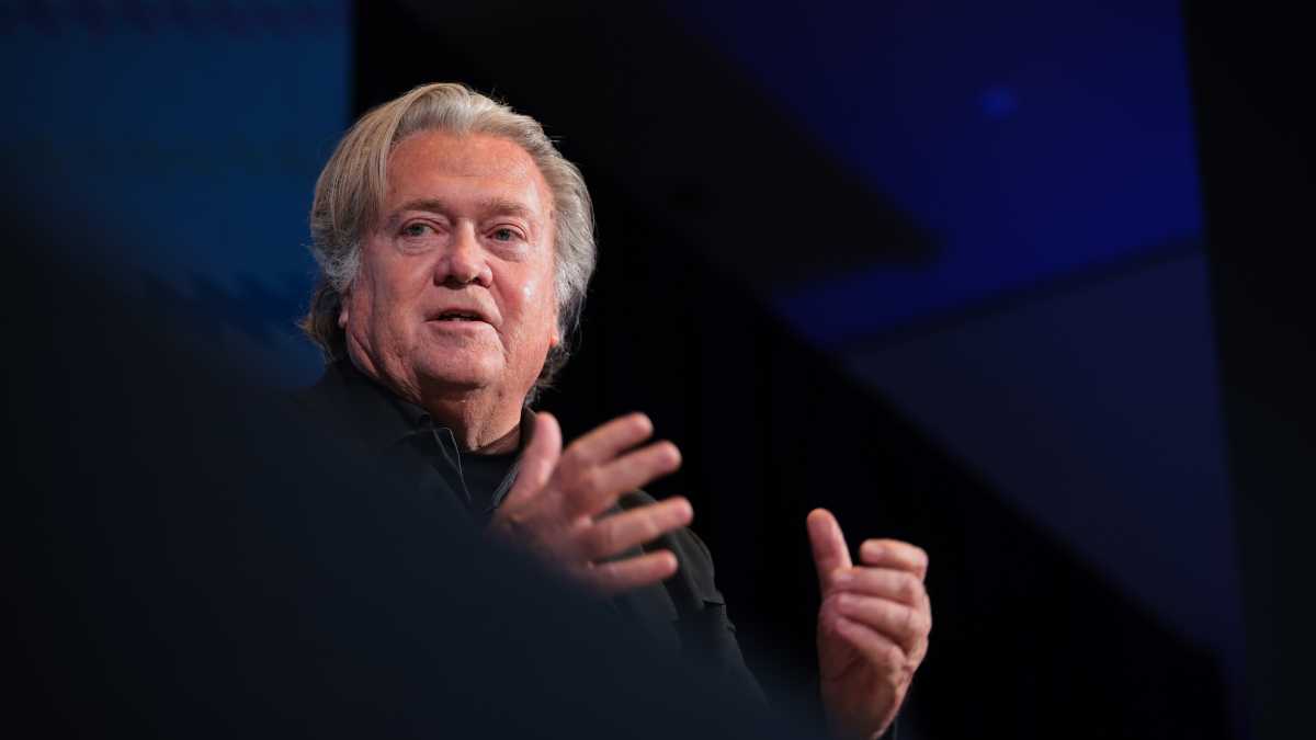 Immagine di Steve Bannon a tutto campo, tra terzo mandato di Trump e internazionale populista