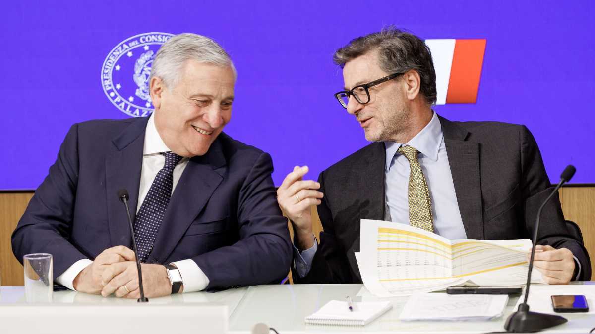 Immagine di Tajani scatenato contro Meloni, Salvini e Mef. La manovra fa sbandare il governo. Giorgetti: “Fiducia in Perrotta”