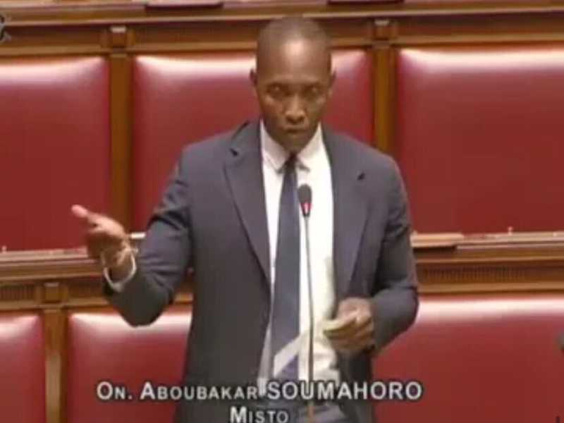 Soumahoro: "Esiste il diritto a non emigrare e a rimpatriare, ma la sinistra della ztl non lo capisce"