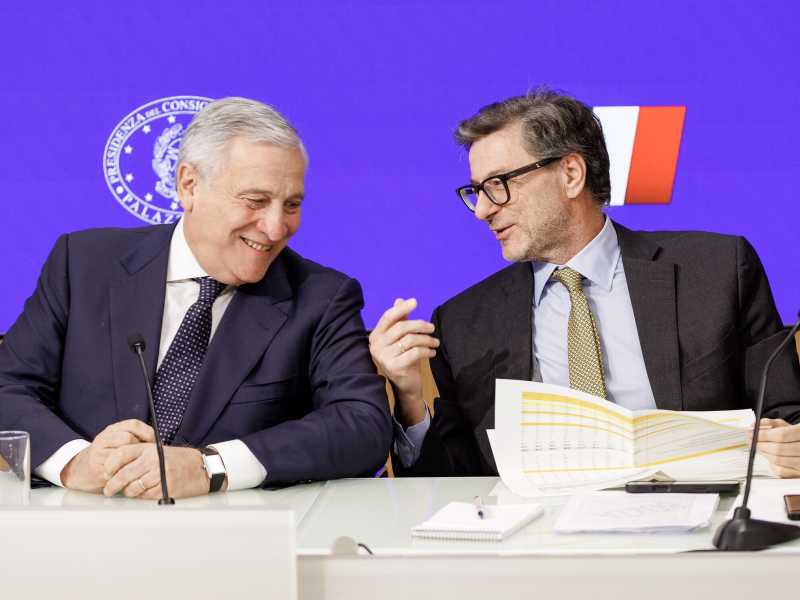 Tajani scatenato contro Meloni, Salvini e Mef. La manovra fa sbandare il governo. Giorgetti: “Fiducia in Perrotta”