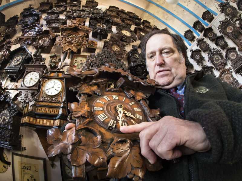 Museo di orologi a cuc&ugrave; di Tabley, Knutsford, Regno Unito: l'orologiaio Roman Piekarski li prepara al cambio dell'ora (foto GettyImages)&nbsp;<br />